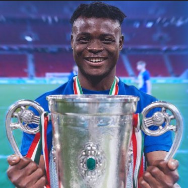 Philip Christopher Baloteli holding the Magyar Kupa trophy